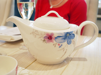 Tea pot from the Villeroy & Boch Mariefleur collection