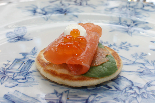 Smoked salmon on blinis with sour cream and salmon pearls 