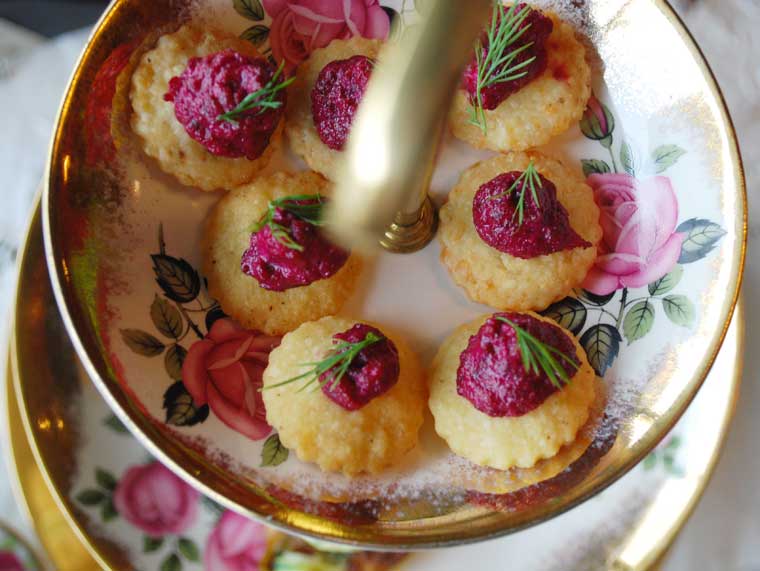 Parmesan shortbread with beetroot pesto