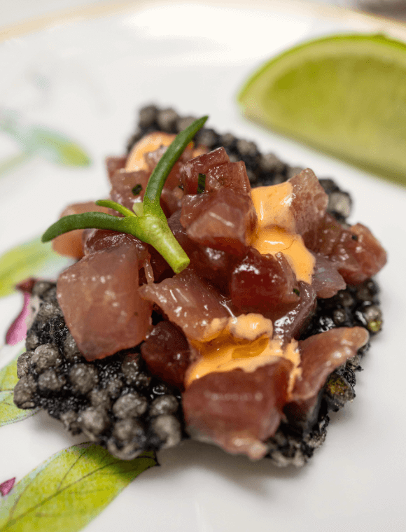Tuna tartare, tapioca crisp, spicy mayo, sea blite