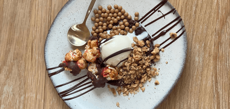 Warm chocolate brownie with Vanilla ice cream, toppings and melted chocolate